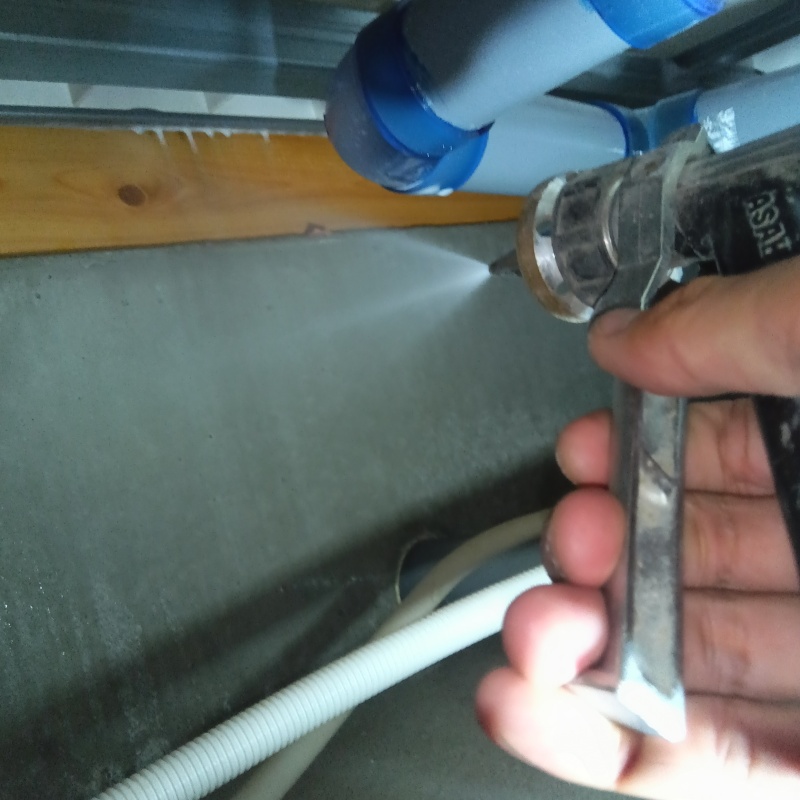 床下の基礎に防蟻剤を散布