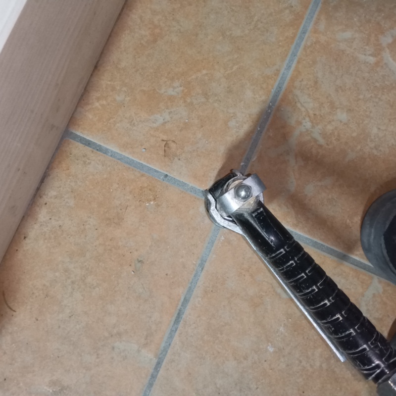 床に防蟻剤を注入