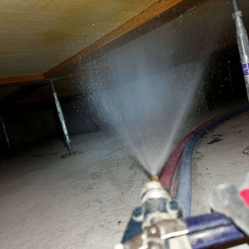 床下の木材に防蟻剤を散布