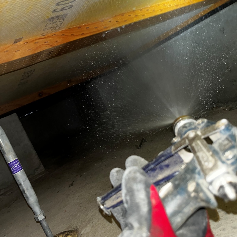 床下の木材に防蟻剤を散布