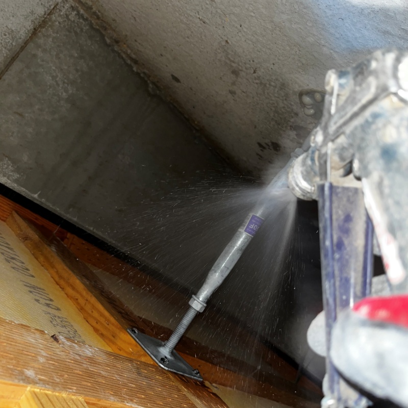 床下の地面に防蟻剤を散布