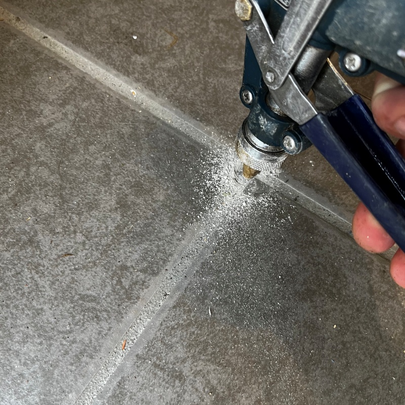 床に防蟻剤を注入