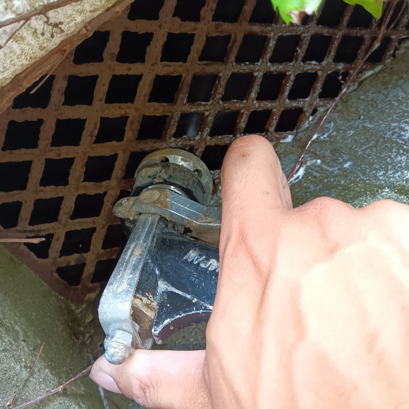 床下換気口からシロアリ駆除剤を散布