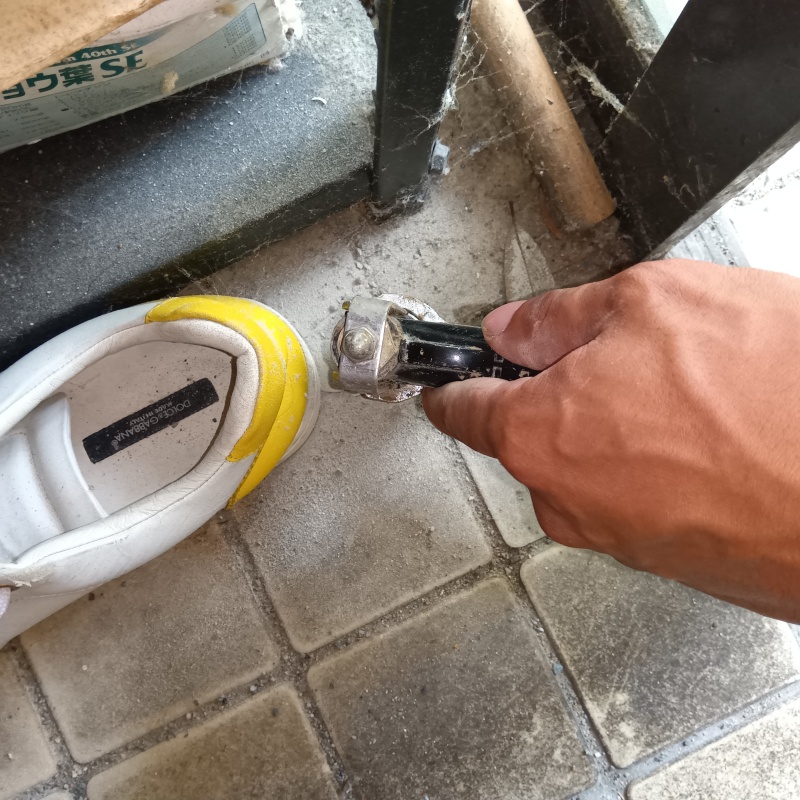 床にシロアリ駆除剤を注入