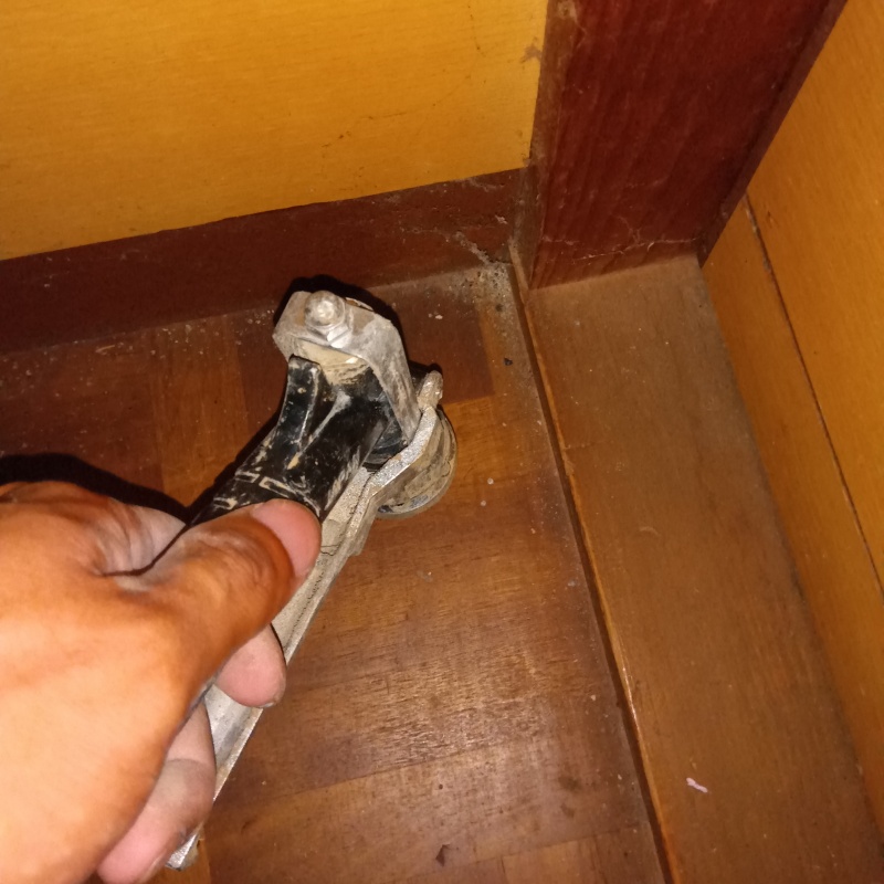 床にシロアリ駆除剤を注入