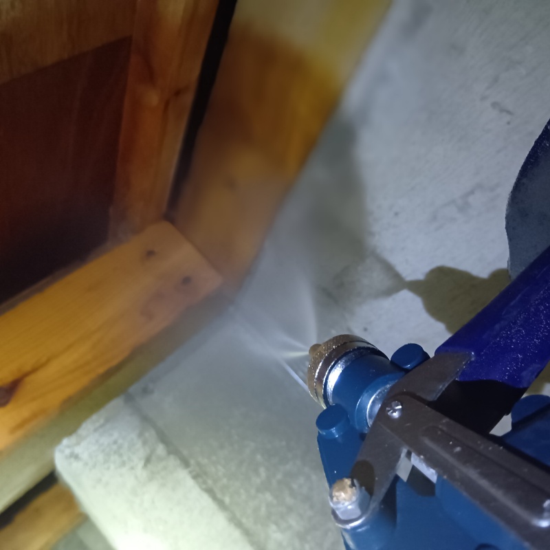 床下の木材にシロアリ駆除剤を散布