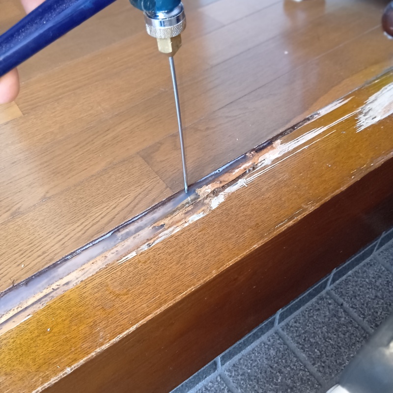 食害を受けた床にシロアリ駆除剤を注入