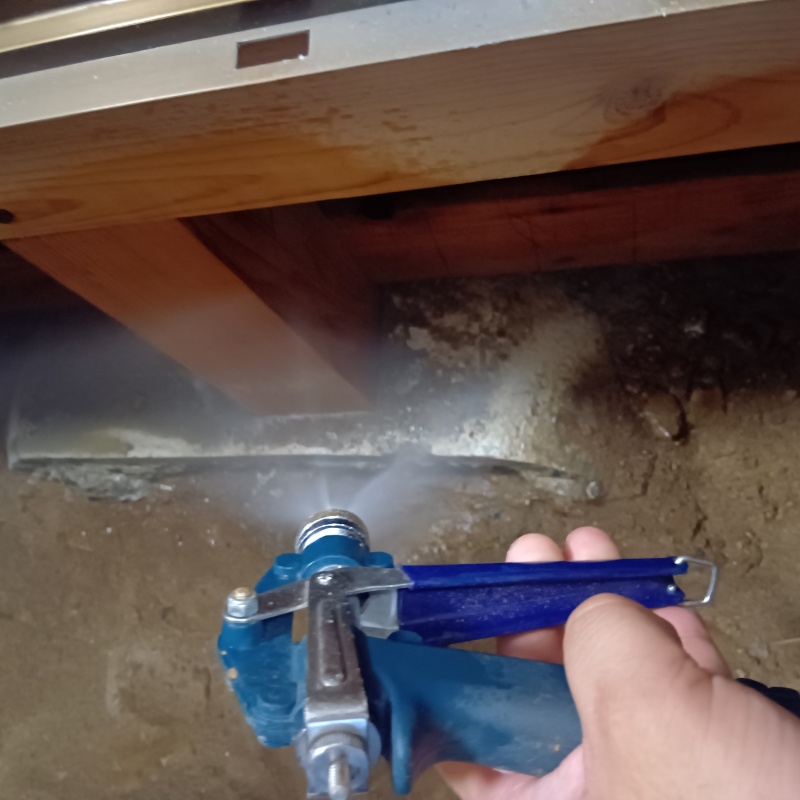 束石まわりにシロアリ駆除剤を散布