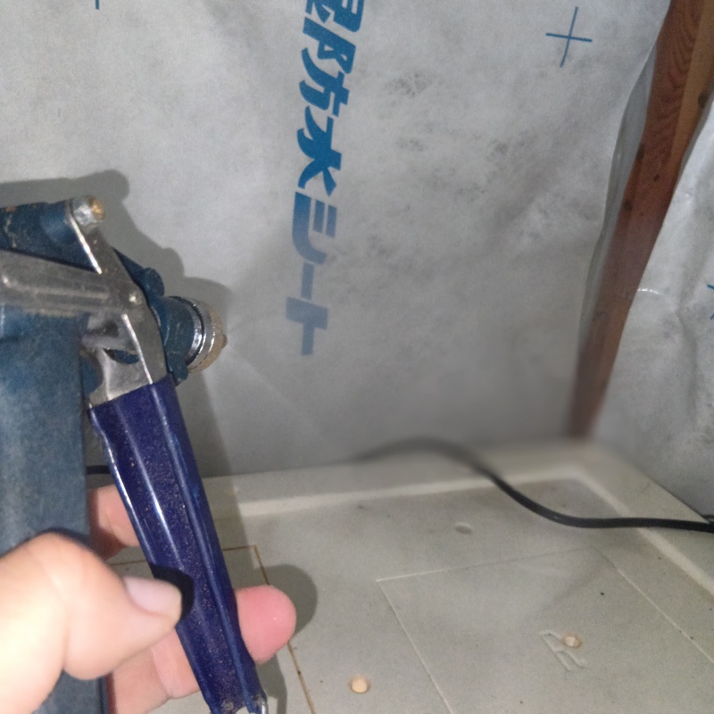 天井裏にシロアリ駆除剤を散布