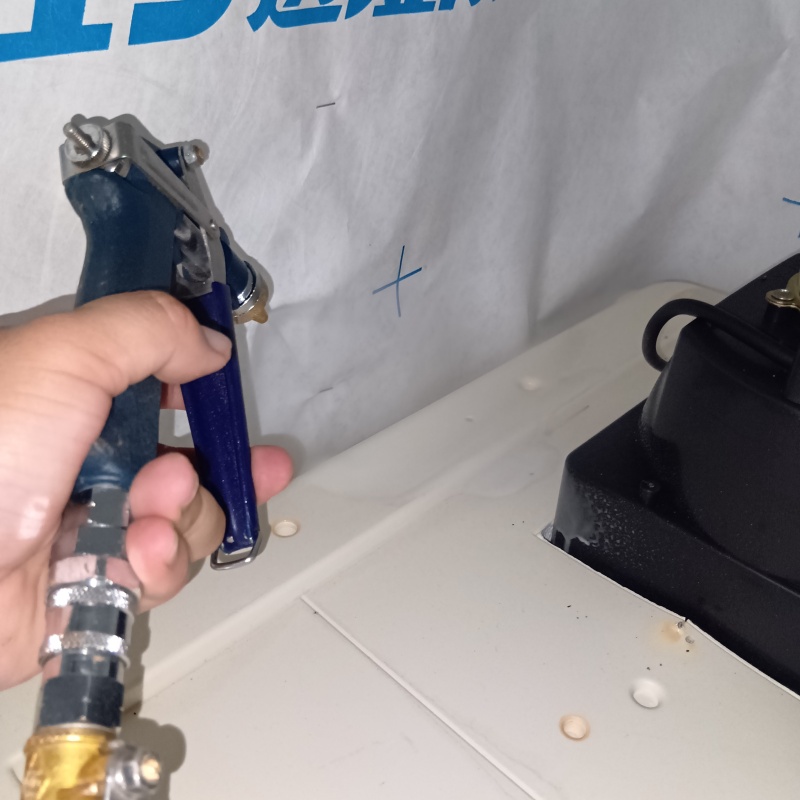 天井裏にシロアリ駆除剤を散布