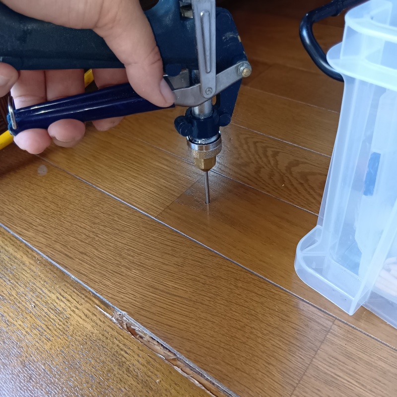 床にシロアリ駆除剤を注入