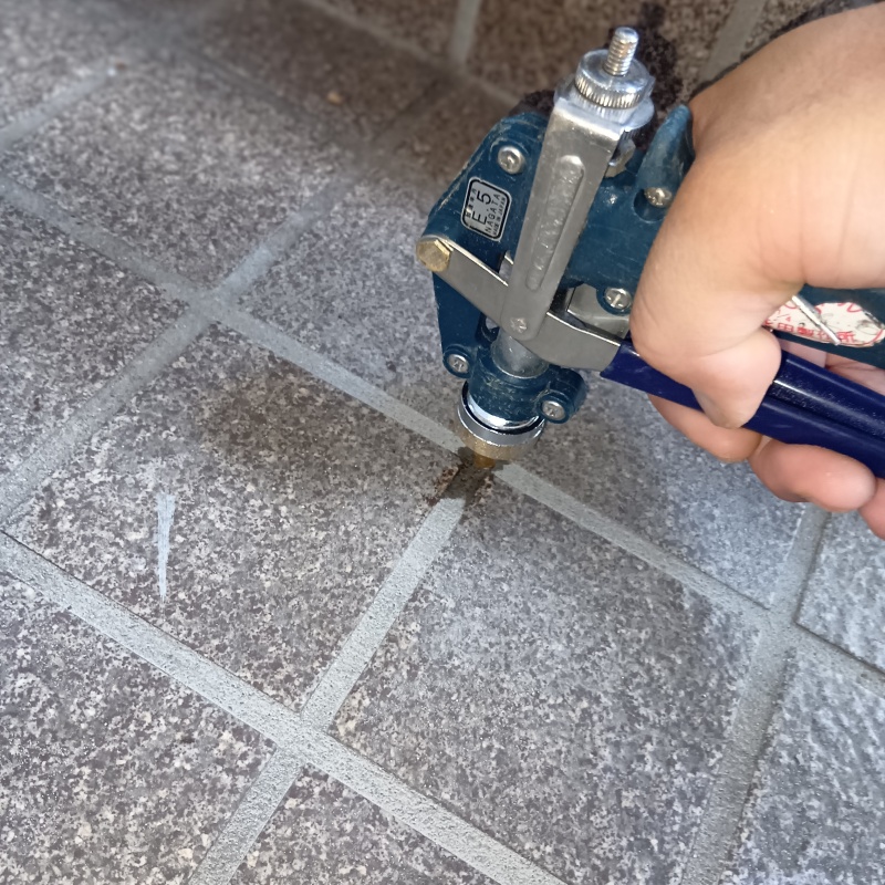 床にシロアリ駆除剤を注入