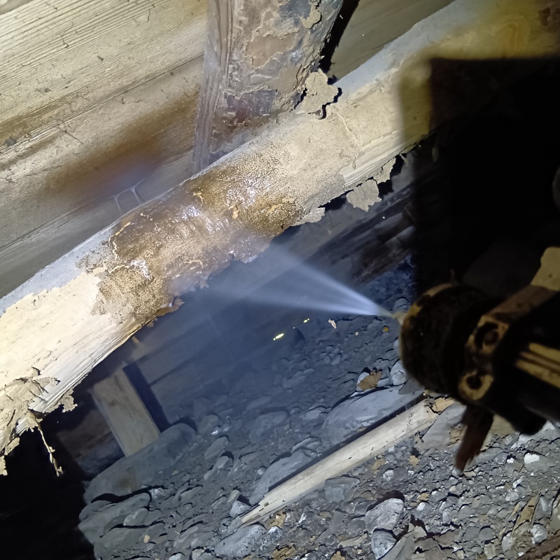 床下の木材にシロアリ駆除剤を散布