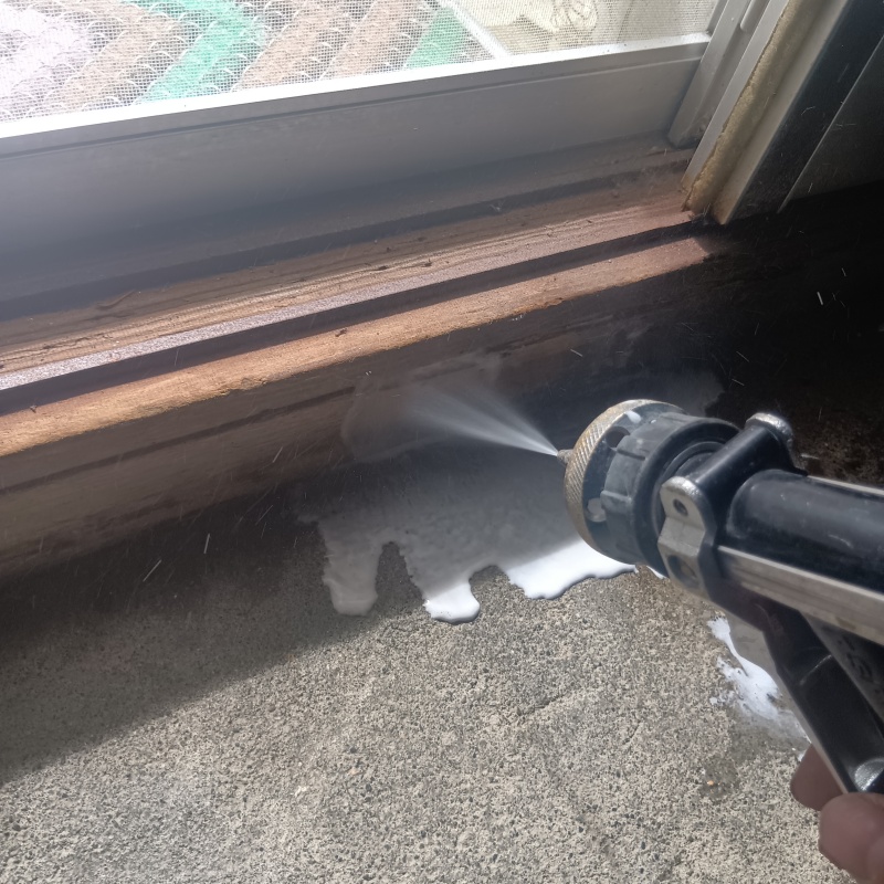 窓付近の木部にシロアリ駆除剤を散布