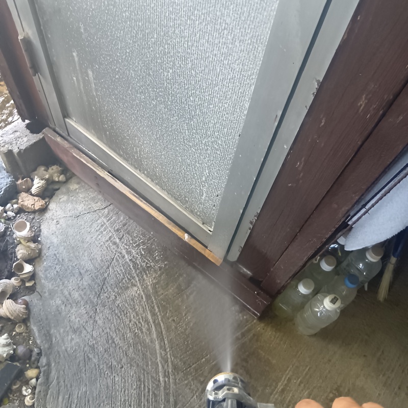 建物の外周にシロアリ駆除剤を散布