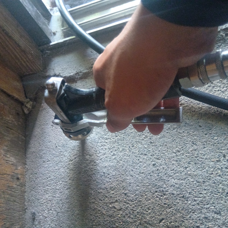 床にシロアリ駆除剤を注入