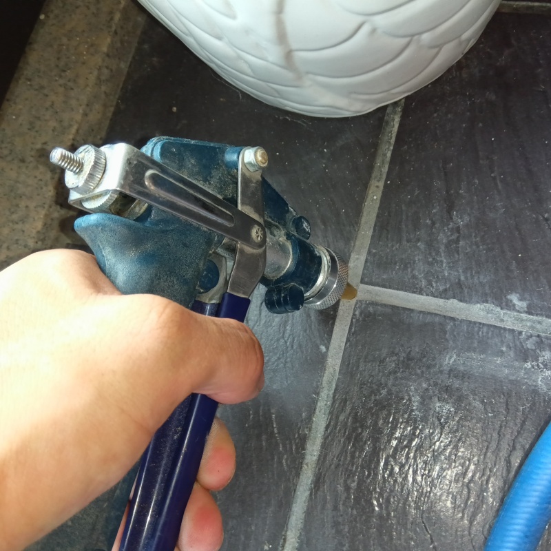 床にシロアリ駆除剤を注入