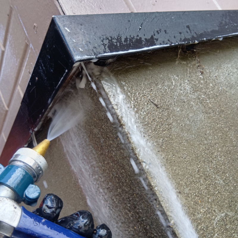 建物の外周にシロアリ駆除剤を散布