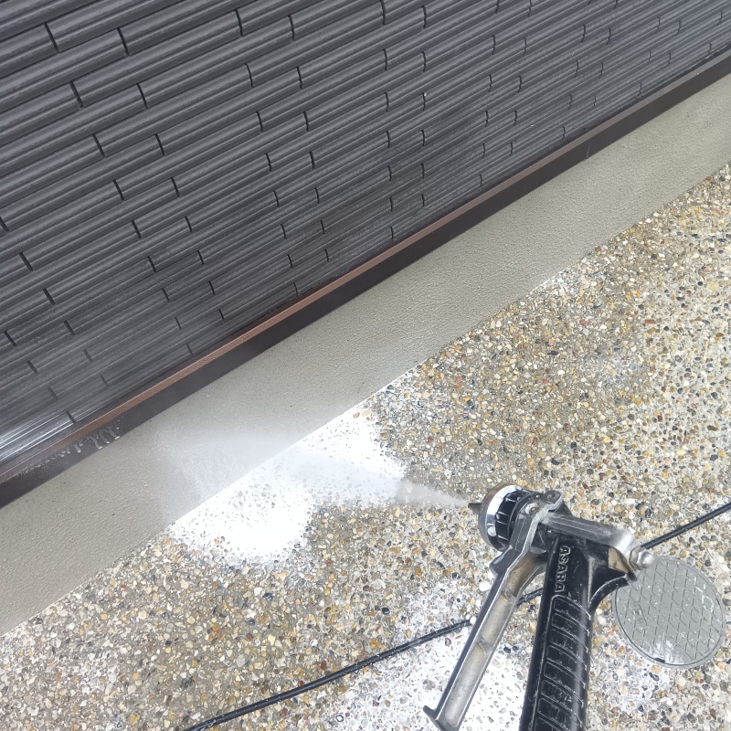 建物の外周に防蟻剤を散布