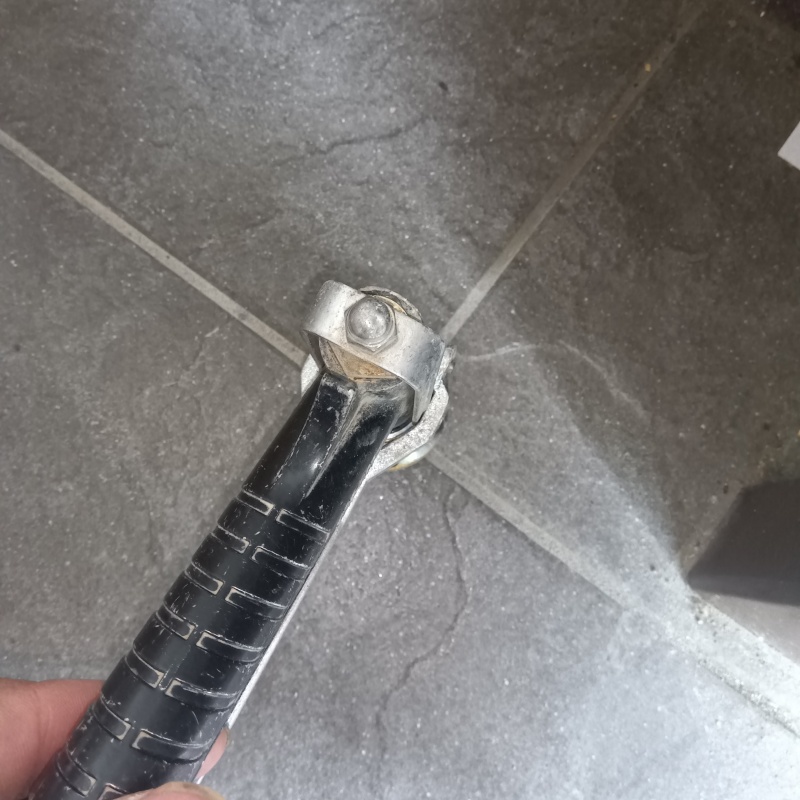 床に防蟻剤を注入