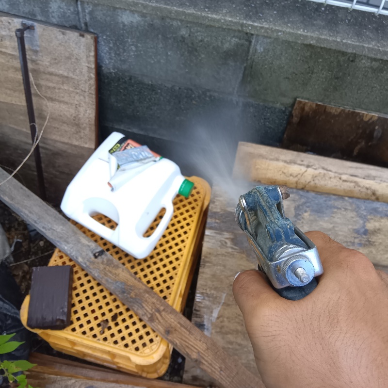屋外の地面にシロアリ駆除剤を散布