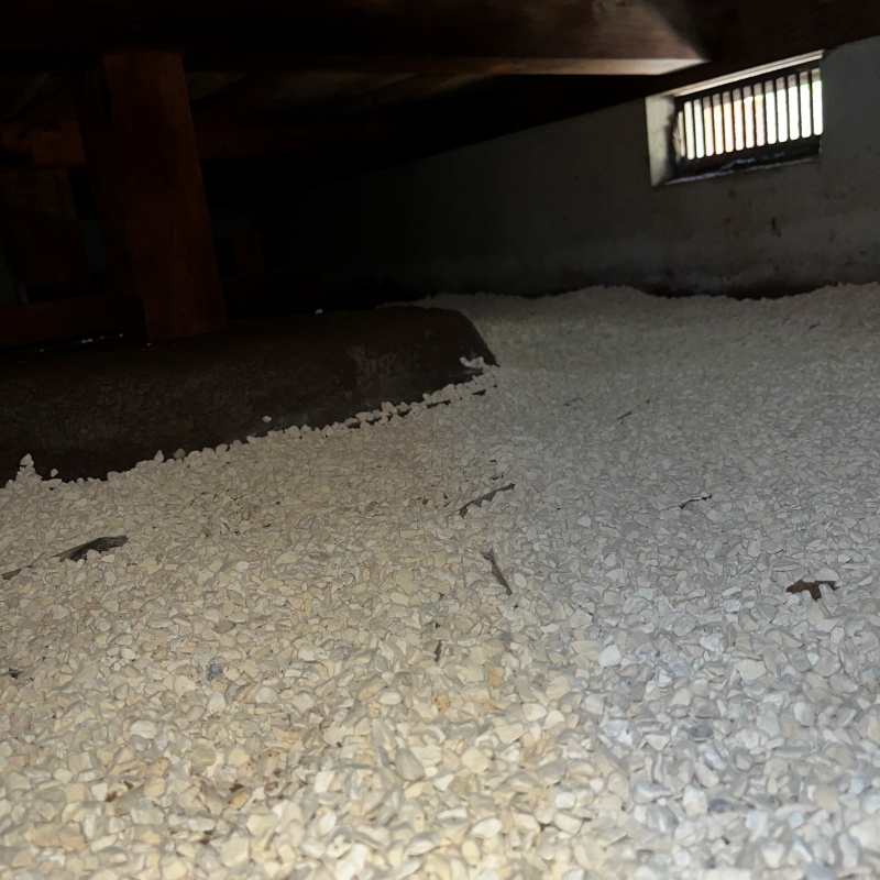 床下に調湿剤を敷き詰めた様子