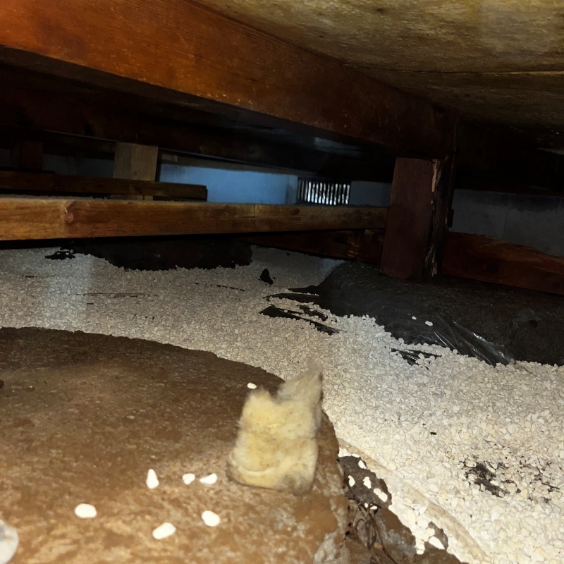 床下に調湿剤を敷き詰めた様子