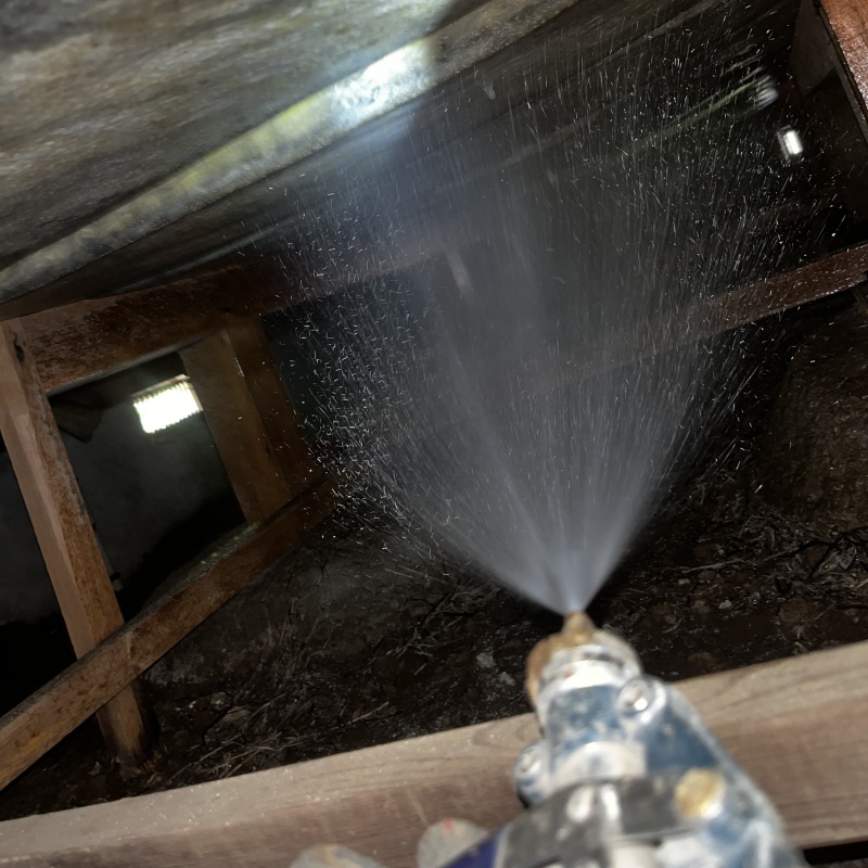 床下の木材にシロアリ駆除剤を散布