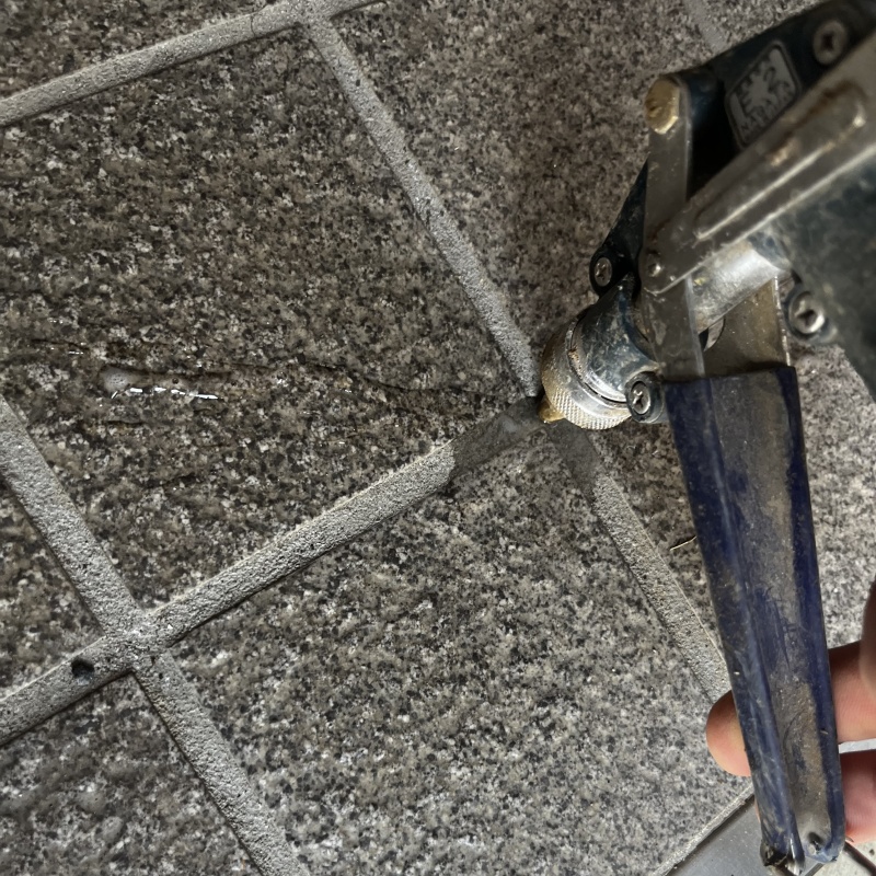 床にシロアリ駆除剤を注入