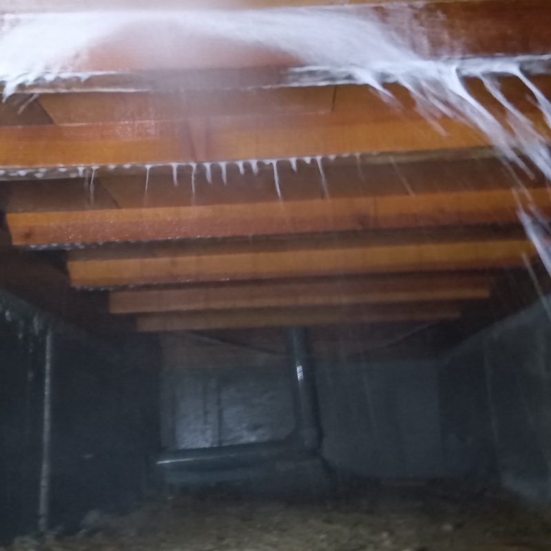 床下の木材にシロアリ駆除剤を散布