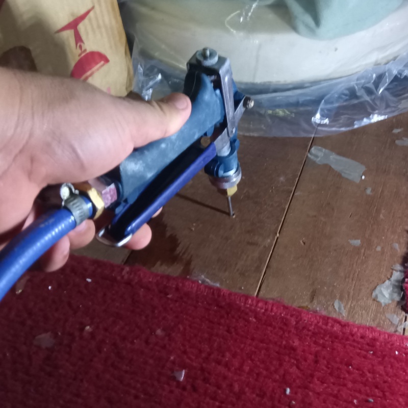 床にシロアリ駆除剤を注入