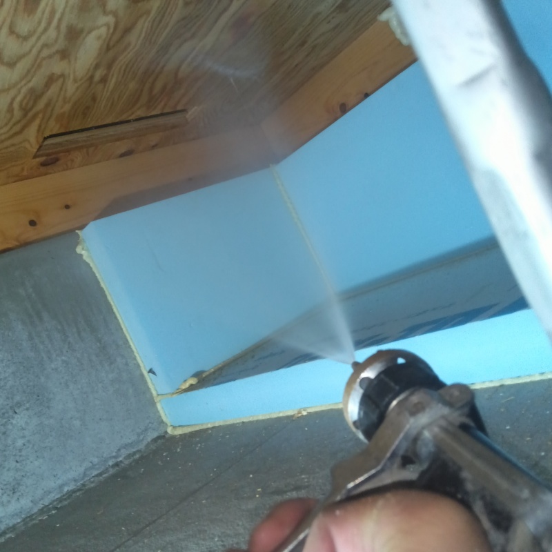 床下の木材にシロアリ駆除剤を散布