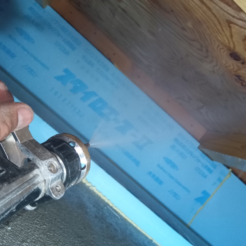 床下の木材にシロアリ駆除剤を散布