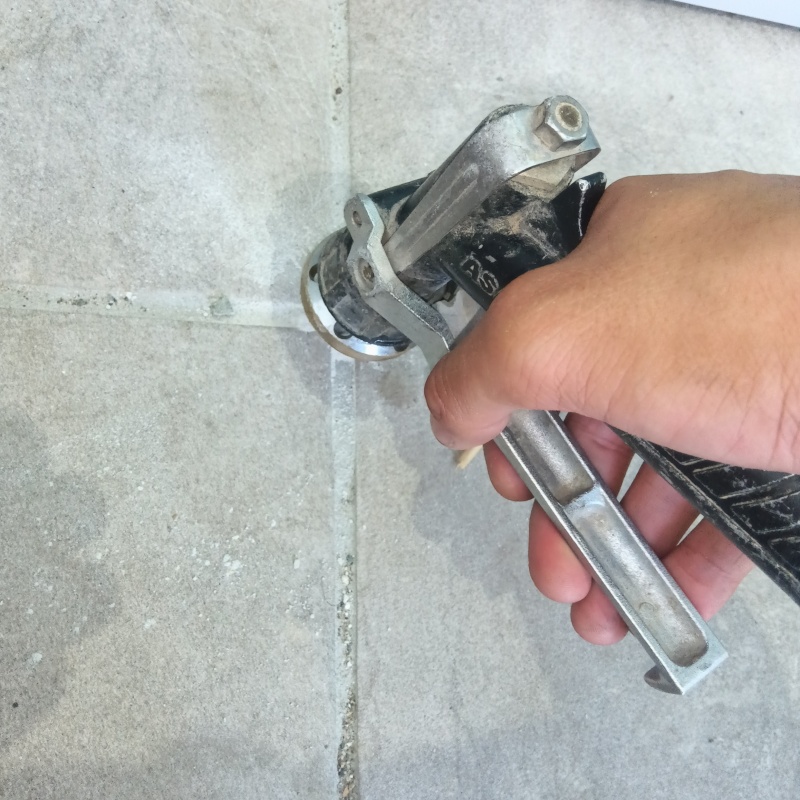 床にシロアリ駆除剤を注入