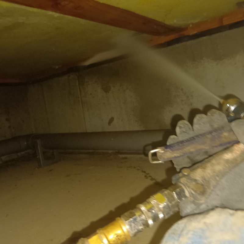 床下の木材にシロアリ駆除剤を散布