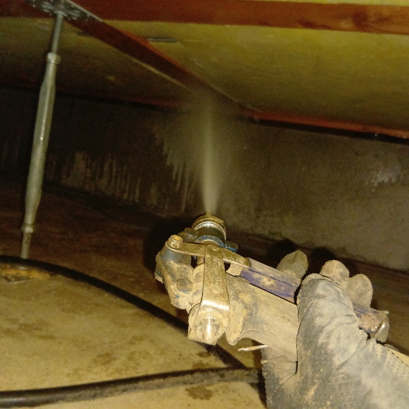 床下の木材にシロアリ駆除剤を散布