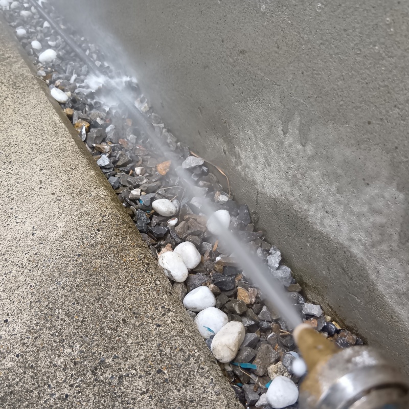 屋外の地面にシロアリ駆除剤を散布