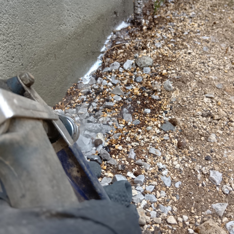 屋外の地面にシロアリ駆除剤を散布