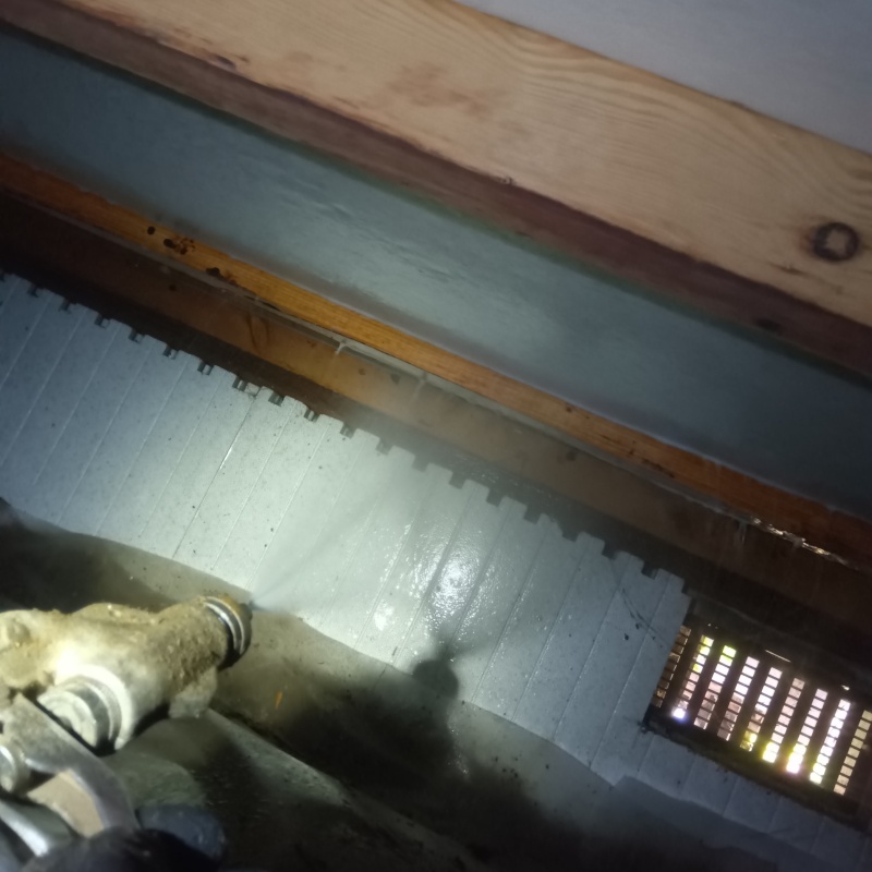 床下の木材にシロアリ駆除剤を散布