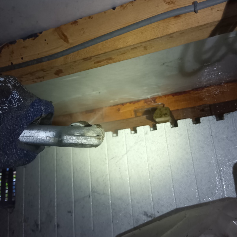 床下の木材にシロアリ駆除剤を散布