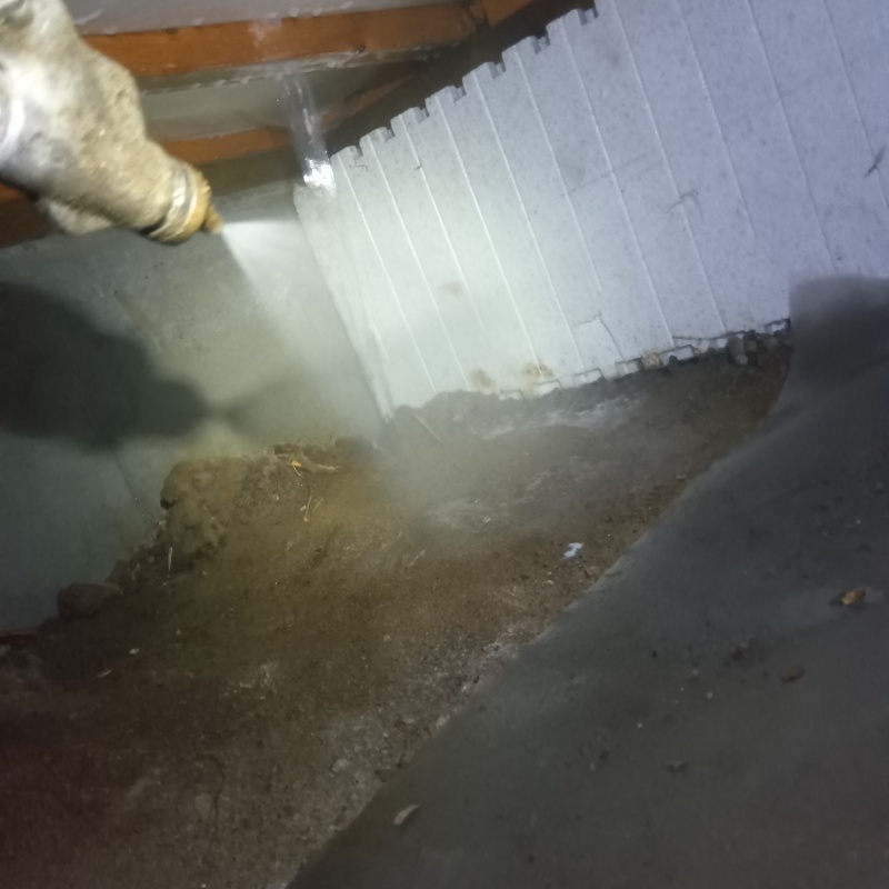 床下の地面にシロアリ駆除剤を散布