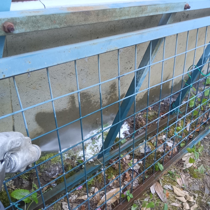 建物の外周にシロアリ駆除剤を散布