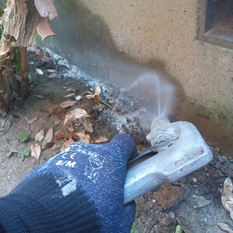 建物の外周にシロアリ駆除剤を散布