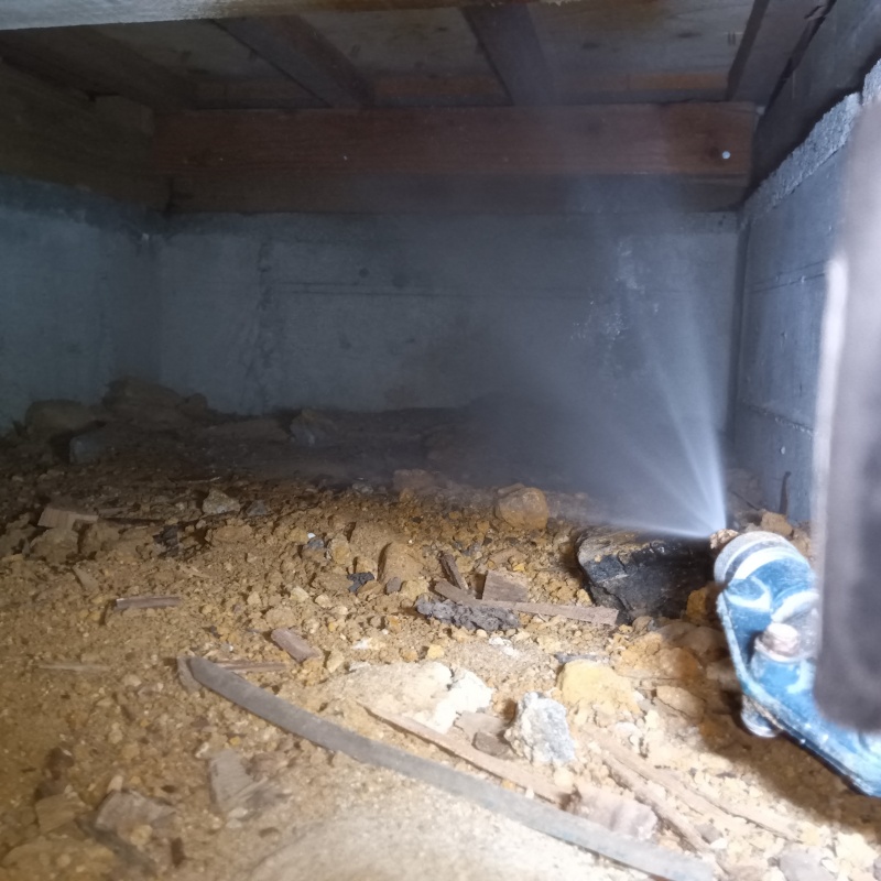 床下の木材にシロアリ駆除剤を散布