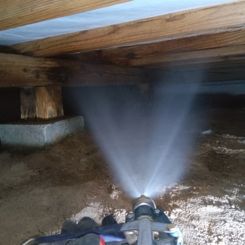 床下の木材にシロアリ駆除剤を散布