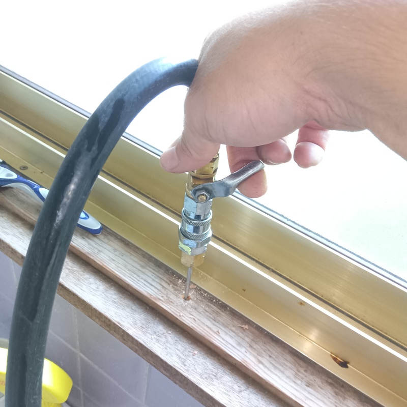 窓付近の木部にシロアリ駆除剤を注入