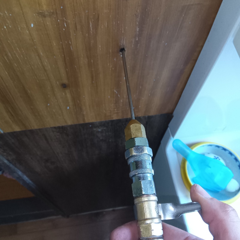 壁にシロアリ駆除剤を注入