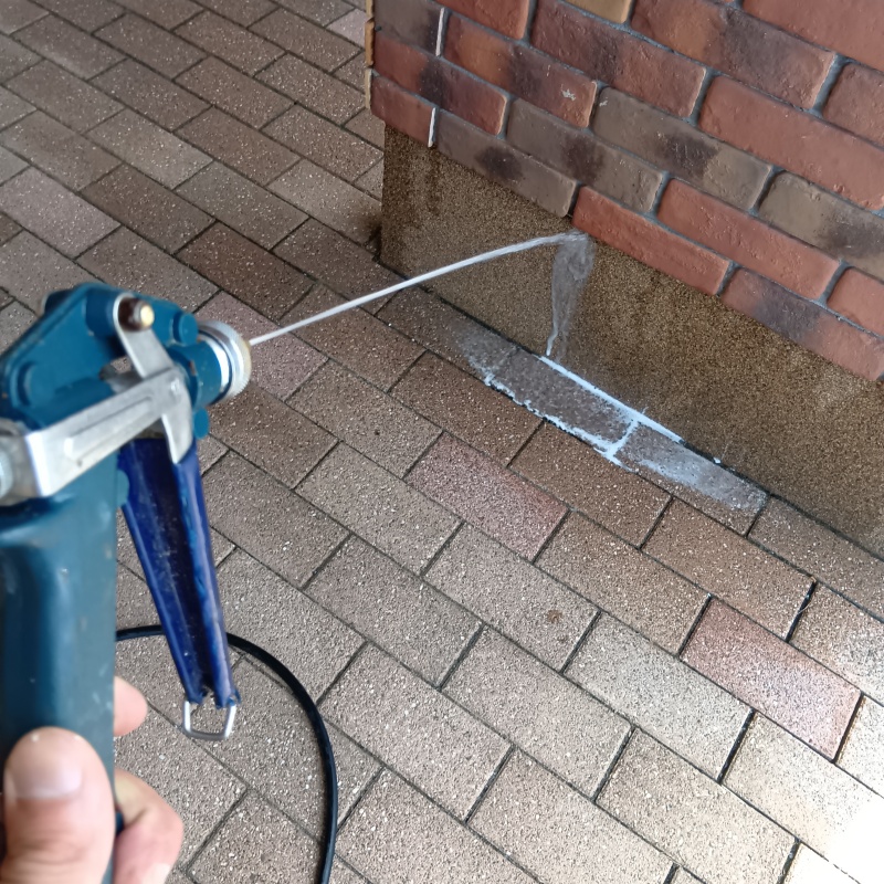 建物の外周にシロアリ駆除剤を散布