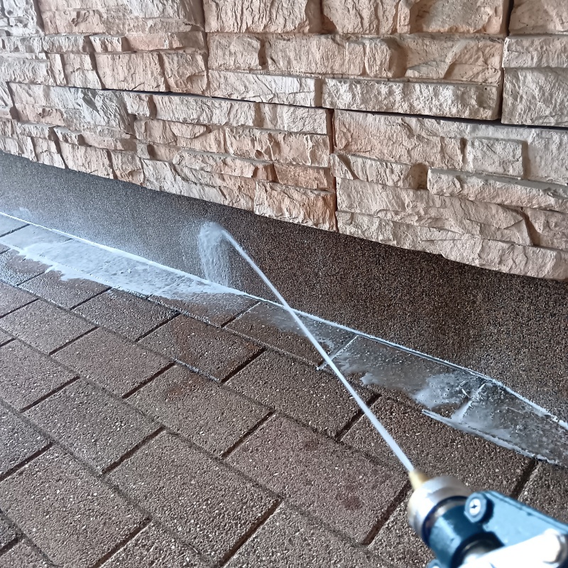 建物の外周にシロアリ駆除剤を散布