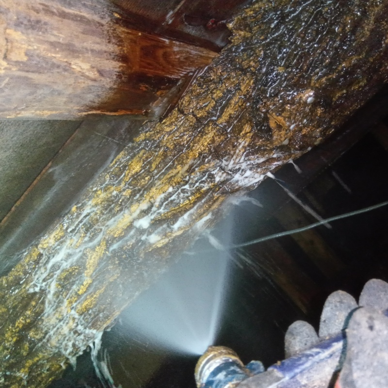 食害を受けた木材にシロアリ駆除剤を散布